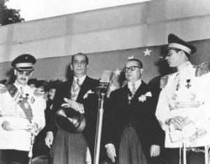 Gallegos (segundo por la izquierda) toma posesión como Presidente de la República